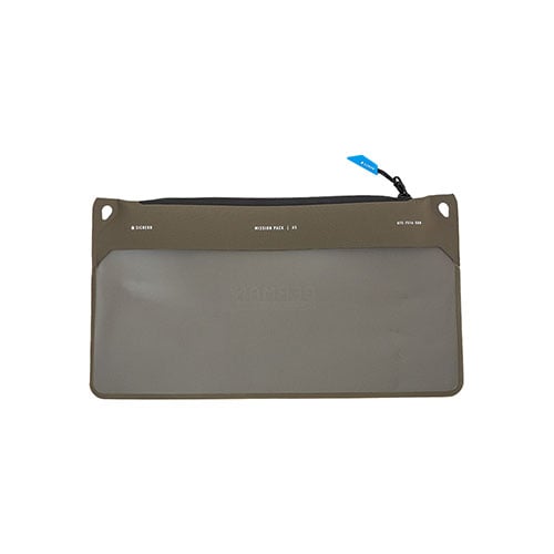 Le Mission Pack A5 est compact, durable, avec fenêtre transparente et fermeture éclair verrouillable, parfait pour sécuriser ton équipement sur le terrain.